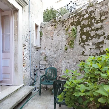 Sesame Bed & Breakfast 3*